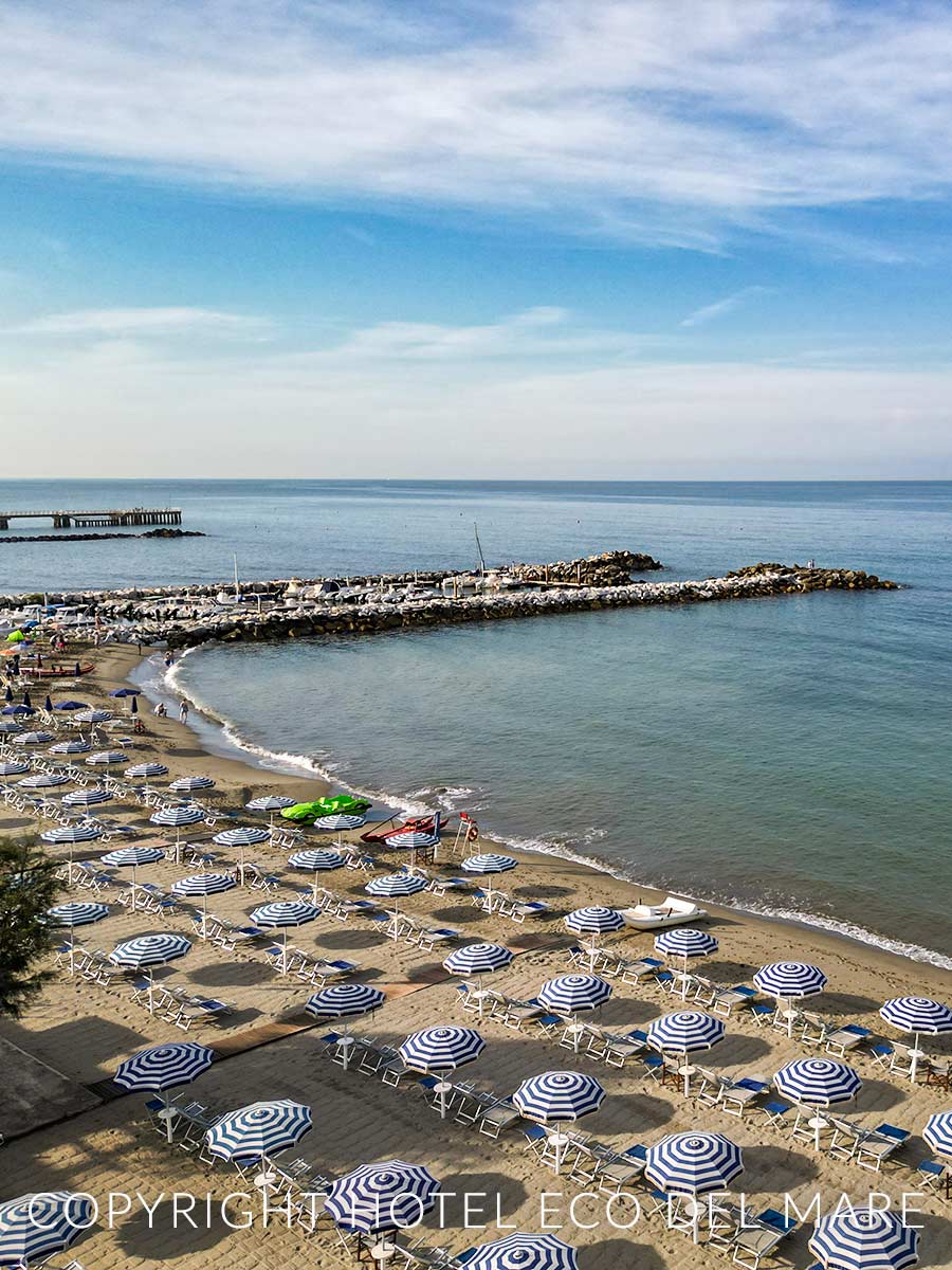 Hotel sea front in Marina di Massa with Swimming Pool